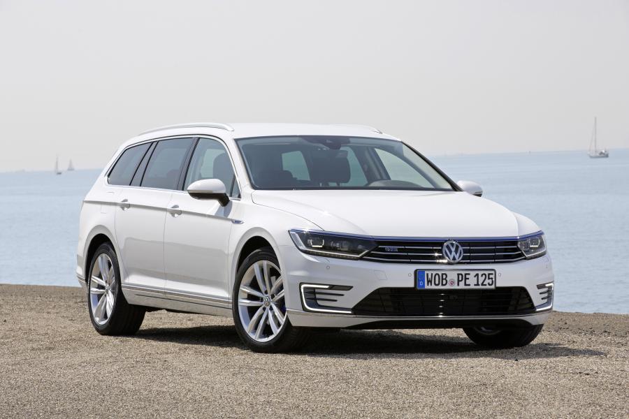  Volkswagen Passat Variant GTE 2015 года  (фото 1 из 30)